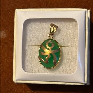 Jade pendant with gold